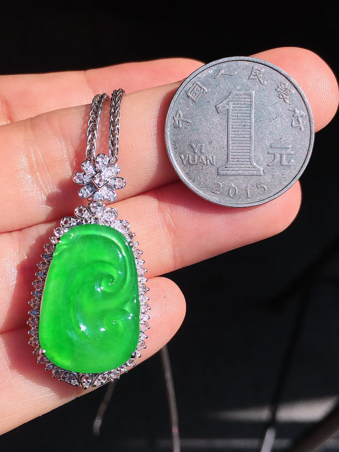 阳绿如意吊坠，色泽均匀艳丽，玉质细腻，荧光感超
强，饱满圆润，尽显优雅气质，18k
金豪华镶嵌