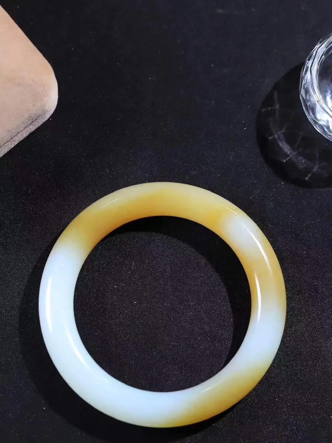 【玉佳人·手镯】

精品️和田玉糖白玉圆条手镯 ，玉质细腻油润，做工细致精美，端庄素雅，亭亭玉立，芊芊素手。芊芊素手，怎能忘镯？秀美圆条，更显婀娜。内径54.5mm 尺寸10.3-10.6mm重53克69110880A