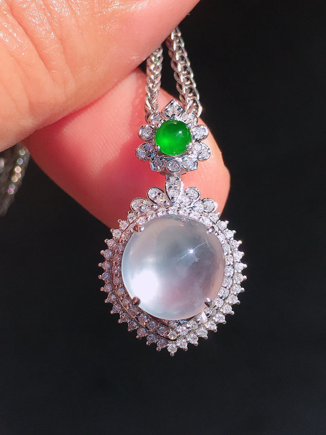 玻璃种蛋面吊坠，玉质细腻，荧光感超
强，饱满圆润，尽显优雅气质，18k
金豪华镶嵌