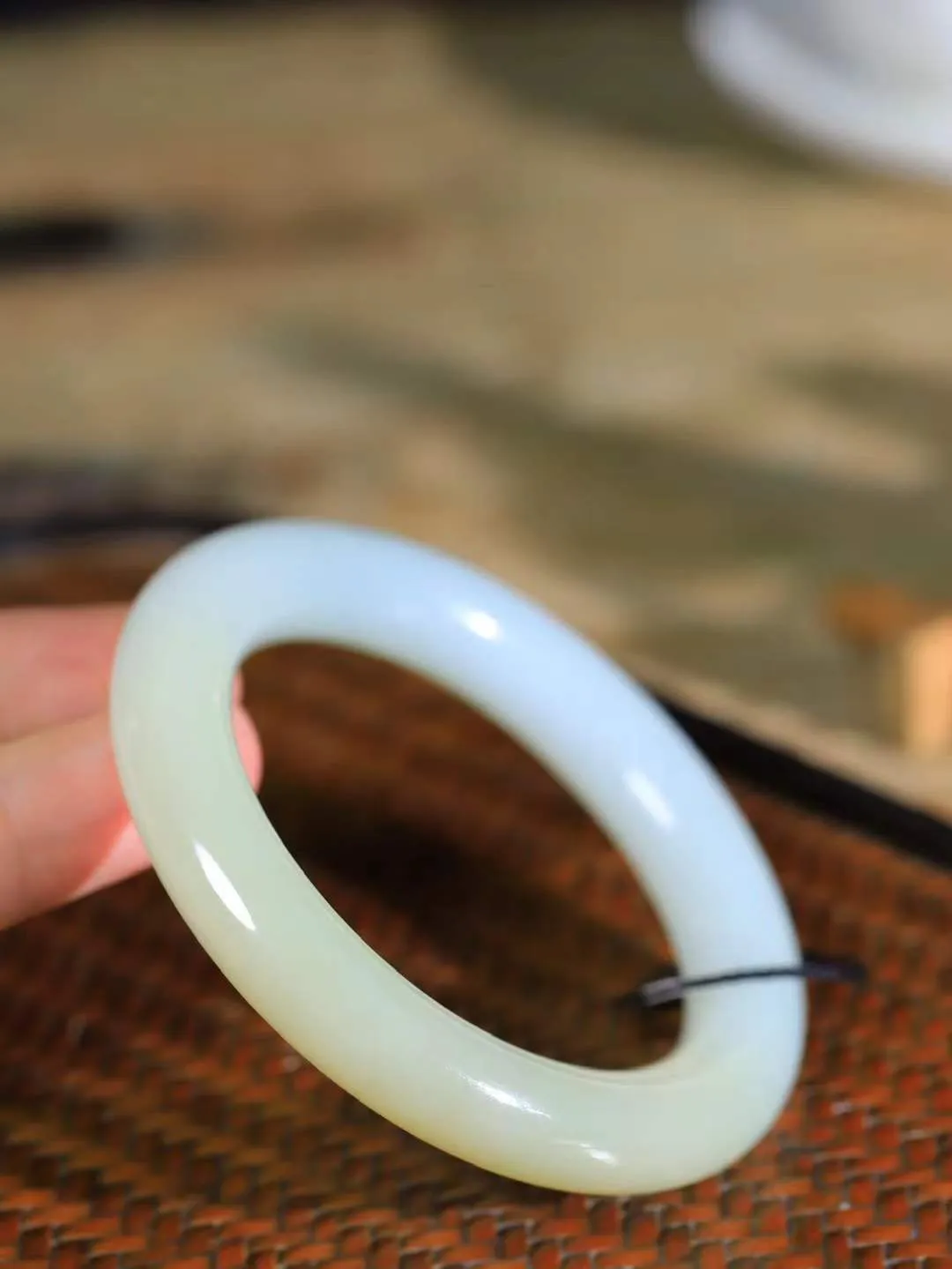 【腕间柔情.手镯】   

精品️和田玉糖白玉圆条手镯 玉质温润细腻 油性十足 古朴秀雅 轻抚岁月的栏杆软香温玉，腕间玉镯轻轻晃动，令人情动心间，撷一缕月末的芬芳，把心思铺陈，时光静美，惟有你最温柔。重64.2克   尺寸56-11.2-11.6mm  46114800A