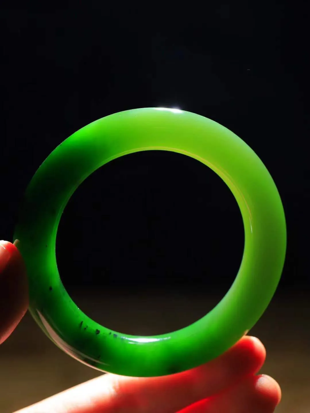 【碧波流转·手镯】

收藏级臻品️和田玉碧玉圆条手镯，玉质细腻温润，手感舒适，️线条流畅，简约大气，美自天成，佩戴于腕间，婉约之美，举手投足间透出那份低调奢华，醉人心扉。
重83.3克 内径圈口58mm  尺寸12.3-12.5mm  FDT-45110833