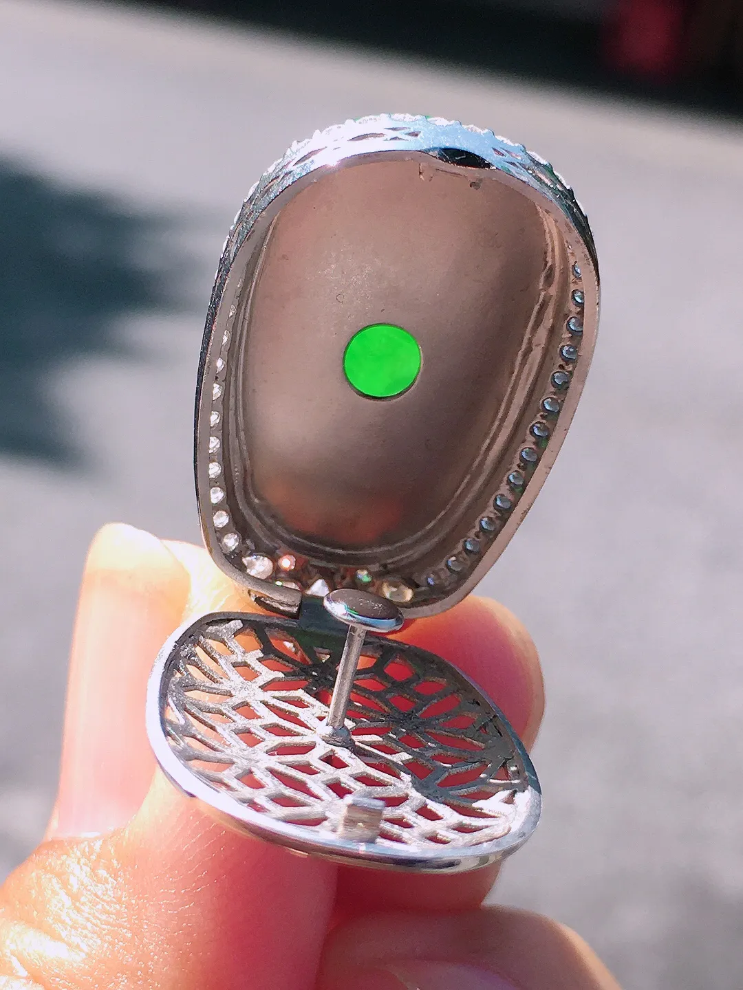 阳绿如意吊坠，色泽均匀艳丽，玉质细腻，荧光感超
强，饱满圆润，尽显优雅气质，18k
金豪华镶嵌