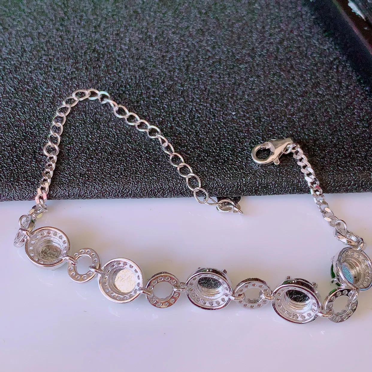 冰透满绿翡翠925银镶嵌手链，自然光实拍，翠色灵动，颜色漂亮，种老水足，品相佳，佩戴佳品！#97.7整体7.5*7.5*5裸石5*5