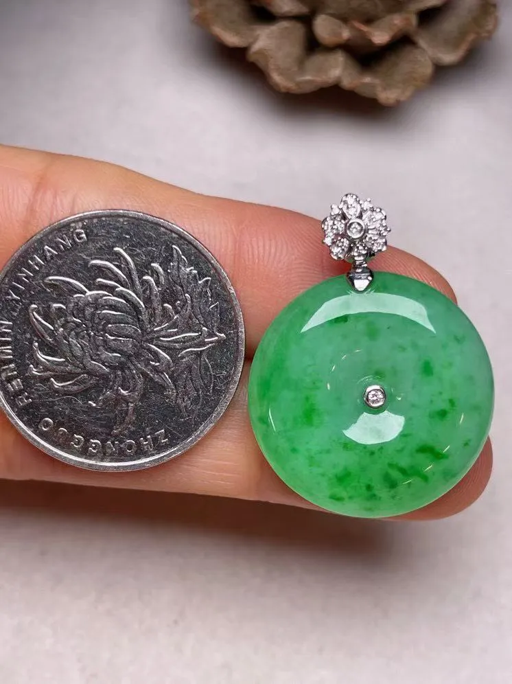 冰糯种辣色平安扣吊坠、真金真钻镶嵌，种水好，玉质细腻 .裸石尺寸 23.2