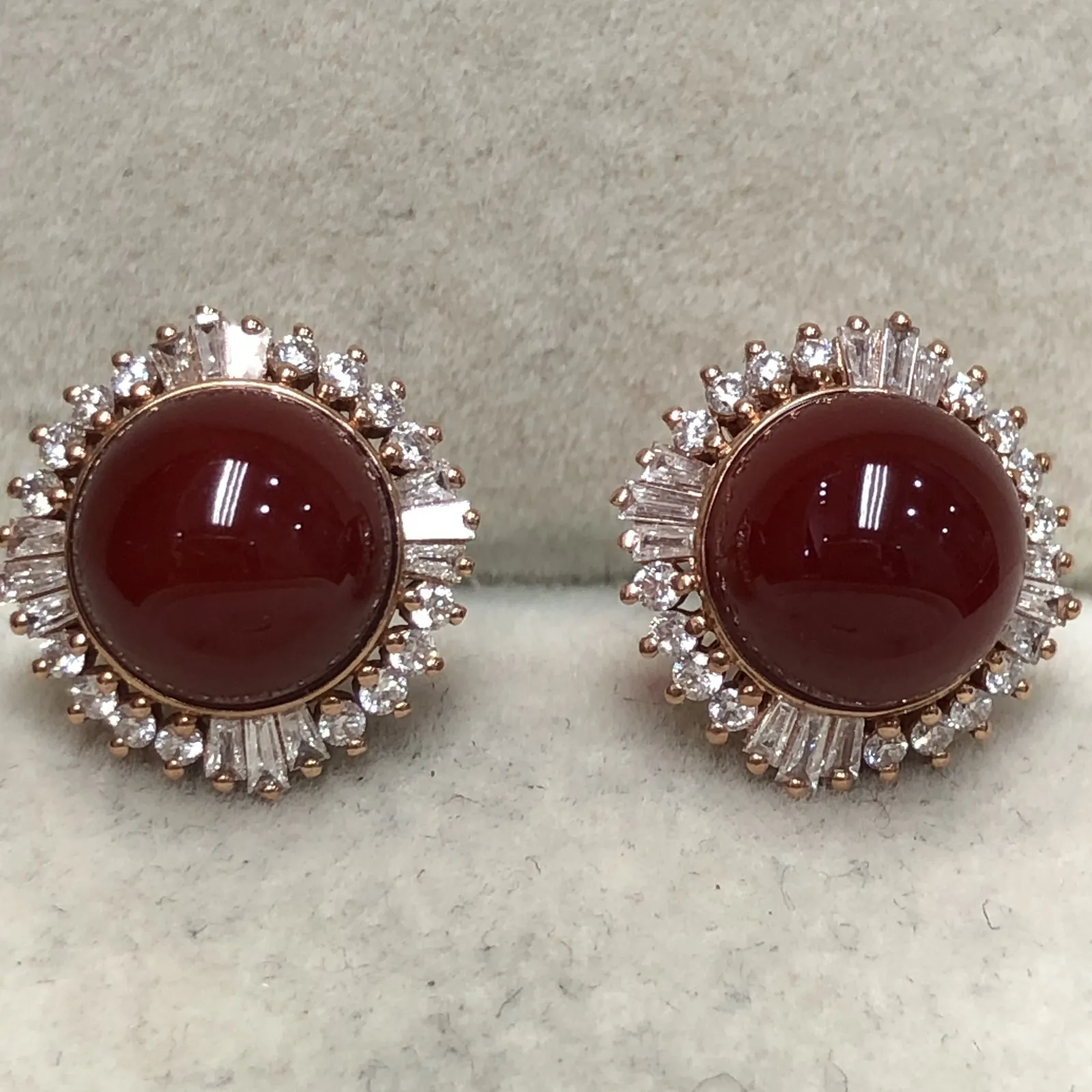 【天然阿卡赤血牛血红珊瑚8.4mm圆珠大钻满钻豪华镶嵌耳钉】日本深海阿卡材料，天然无添加无优化，赤血牛血红色，裸石尺寸为8.4*8.4*8.4mm，整体尺寸13.5*12.6*9.3mm，18k金大钻石满钻豪华镶嵌！重量4.31克。