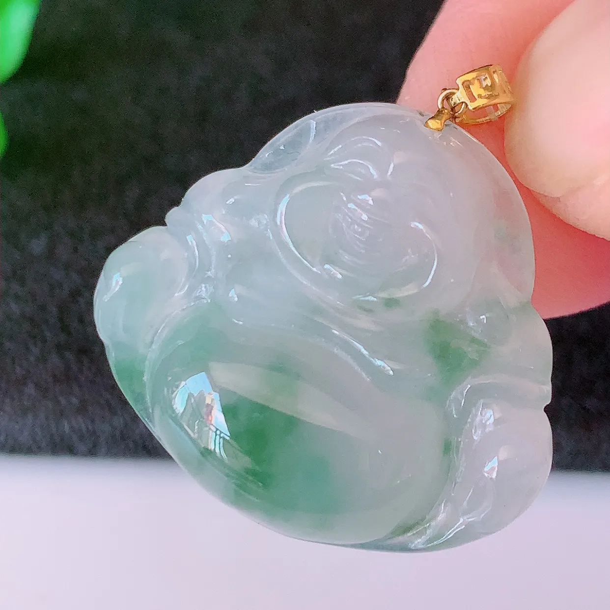 18k金镶嵌冰飘花翡翠佛公吊坠，款式新颖，佩戴效果时尚出众，尽显气质，水润精细，美感十足。#49.7整体25.5裸23.8*21.5*6