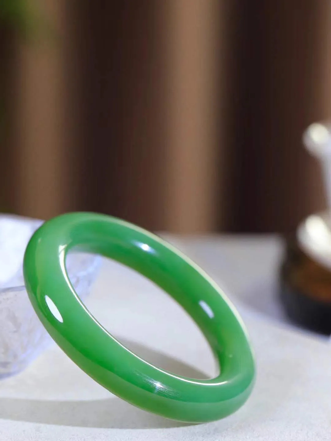 [温润如玉.手镯]

收藏级臻品️和田玉碧玉微猫眼圆条手镯。玉质温润细腻 油性十足 手感舒适，高华雅逸，线条流畅，简约大气，美自天成，素雅高贵。佩戴于腕间，婉约之美，举手投足间透出那份低调奢华。重78.5克 内径55mm尺寸12.6-12.5mm FDA-12110200