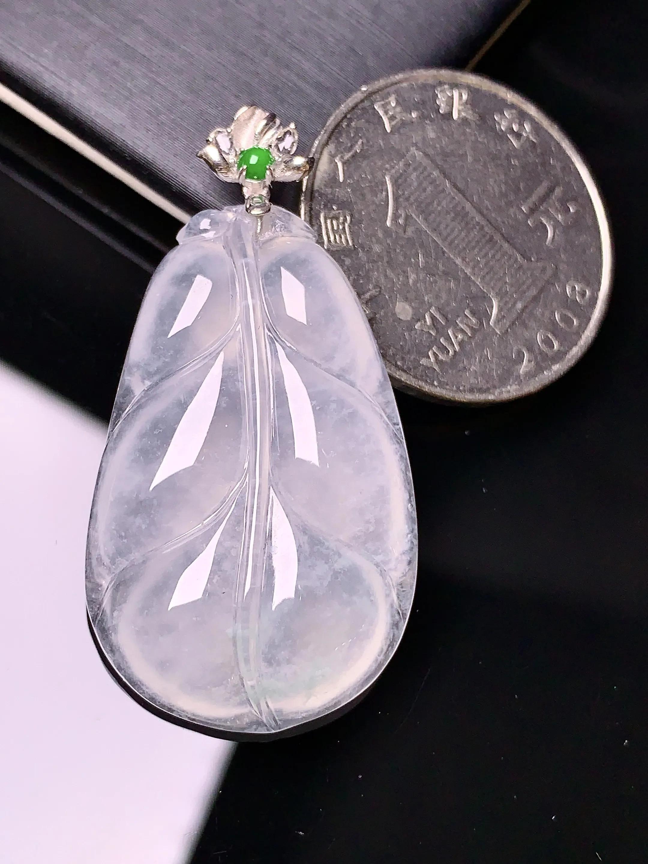 18k金镶嵌冰种树叶吊坠 玉质细腻 色泽清新艳丽 整体尺寸41.8*21.6*6