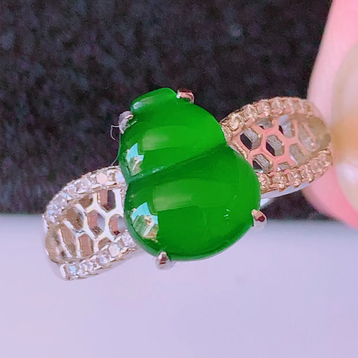 冰透满绿翡翠925银镶嵌葫芦戒指，自然光实拍，翠色灵动，颜色漂亮，种老水足，品相佳，佩戴佳品！#97.7（圈口可调大小）整体22.5*17.7*5裸石10*7.8