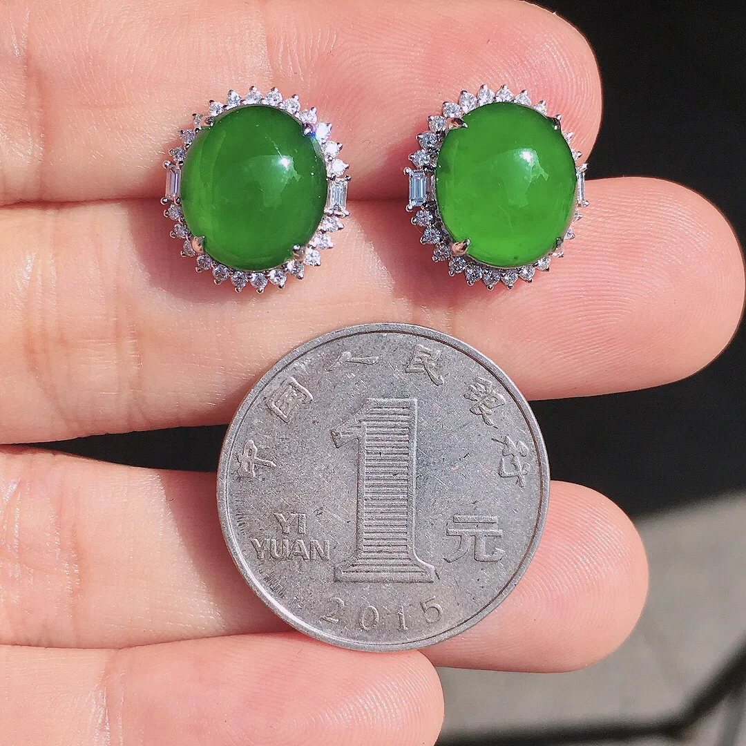 满绿蛋面耳钉，色泽均匀浓郁，玉质细腻，荧光感超
强，饱满圆润，尽显优雅气质，18k
金豪华镶嵌