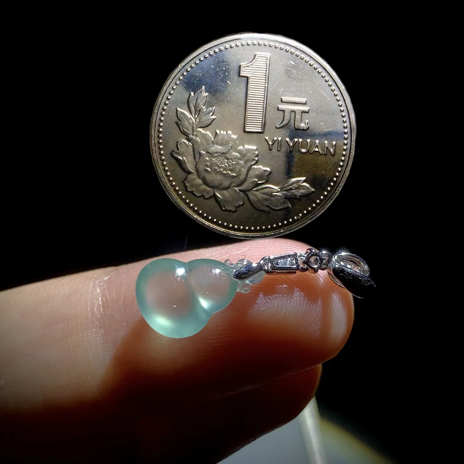 高品质葫芦吊坠，裸石约12.8-8.5-4.8mm，
18K金，南非钻，