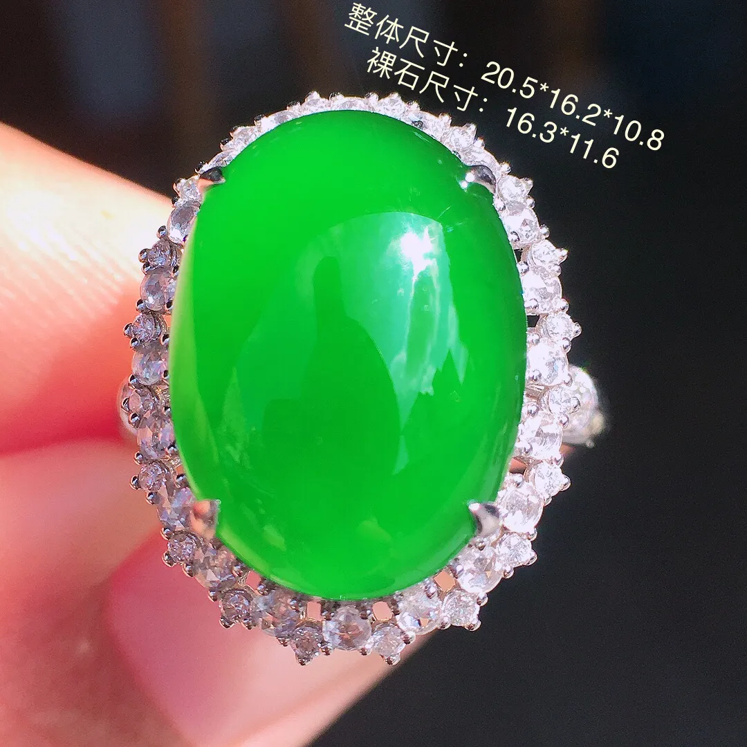 满绿蛋面戒指，色泽均匀浓郁，玉质细腻，荧光感超
强，饱满圆润，尽显优雅气质，18k
金豪华镶嵌