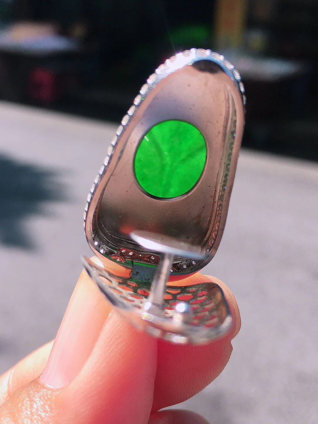 阳绿玉叶吊坠，色泽均匀艳丽，玉质细腻，荧光感超
强，饱满圆润，尽显优雅气质，18k
金豪华镶嵌