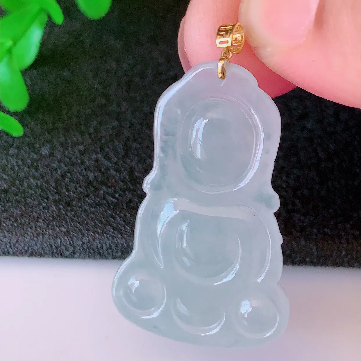 18k金镶嵌冰种翡翠保平安宝宝佛吊坠，沁人心脾，精致典雅的设计，为佩戴者，增添色彩，送礼自留都是佳品选择！#49.7