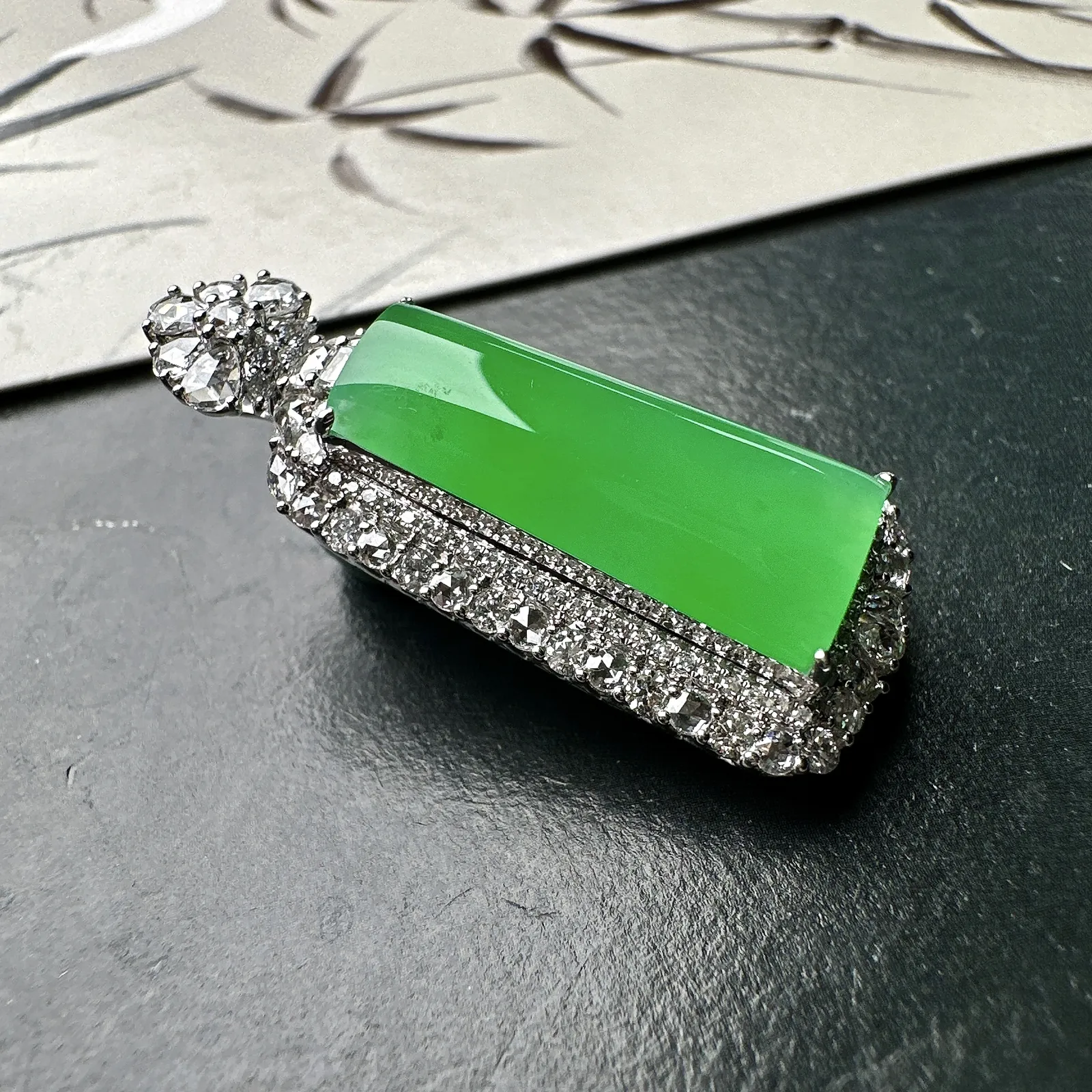 【冰种满绿无事柱吊坠】种水上乘，晶莹剔透，纯净通透，莹光感很强。18k金钻镶嵌，裸石尺寸20.3*9