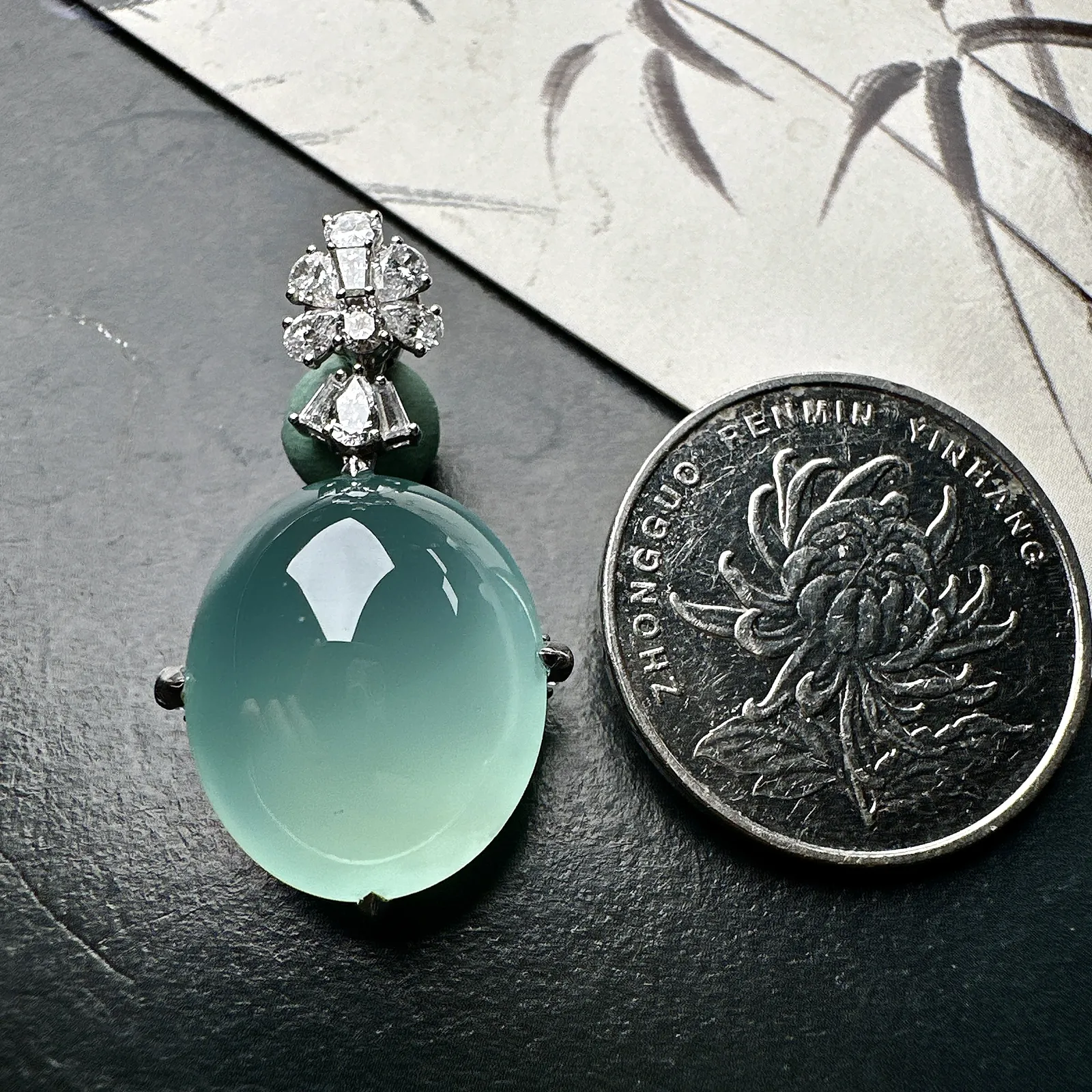 【冰种天空蓝蛋面吊坠】种地上乘，冰感十足，通透起光，饱满圆润，18k金钻镶嵌，裸石尺寸19.1*16.2*10毫米。