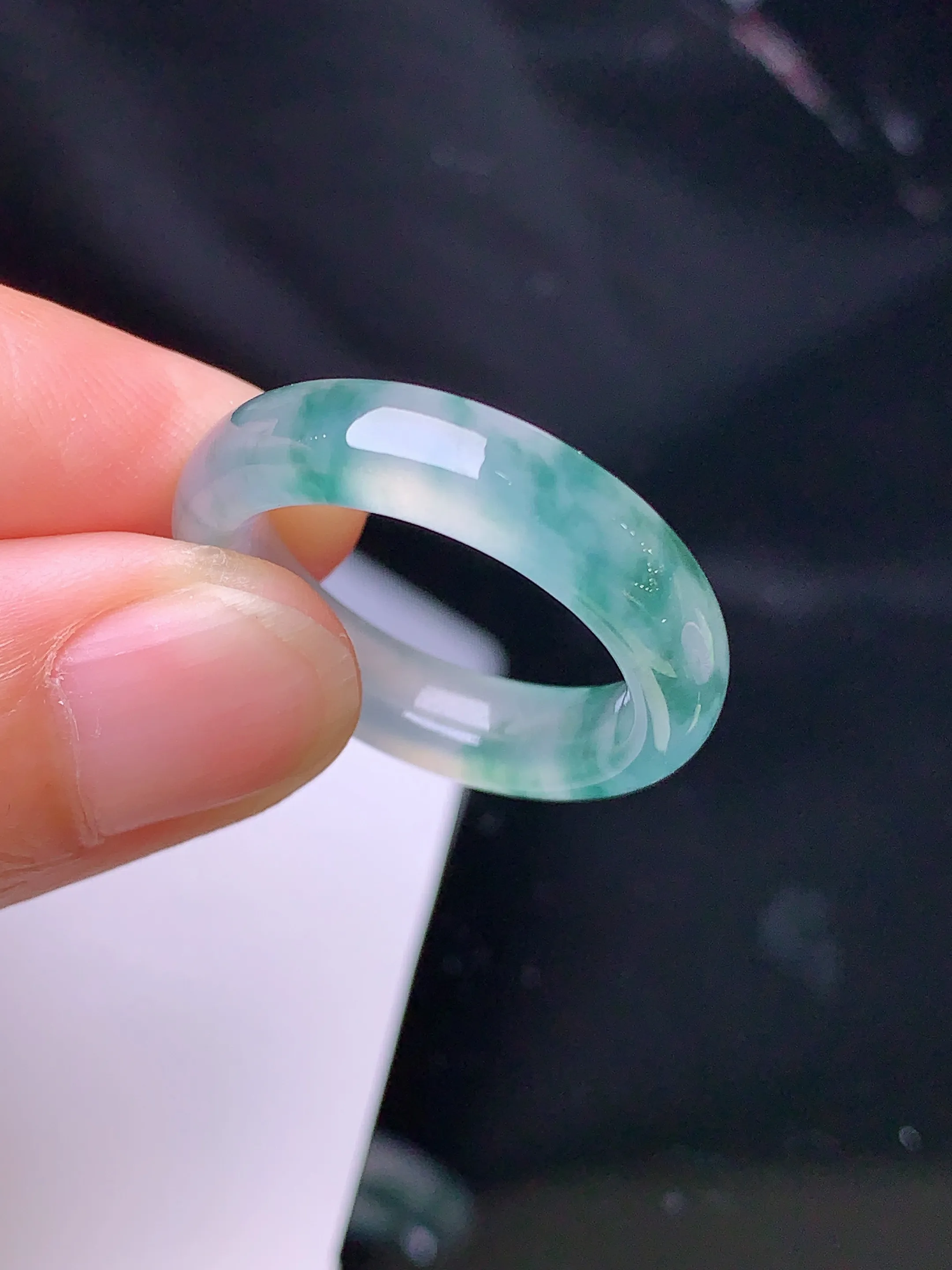 冰种飘绿指环 玉质细腻 色泽清新艳丽 整体尺寸25*5.5*3.7圈口14.5