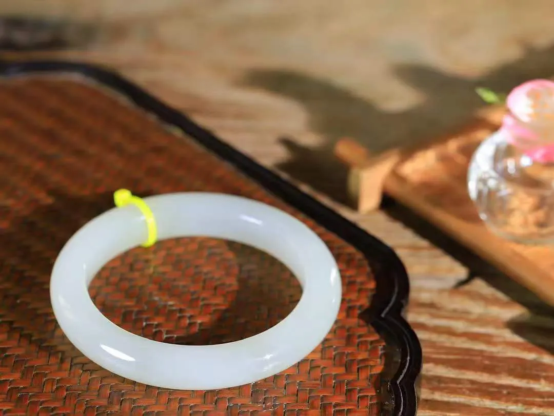 [温润如玉.手镯]

精品和田玉手镯。玉质温润细腻 油性十足 手感舒适，高华雅逸，线条流畅，简约大