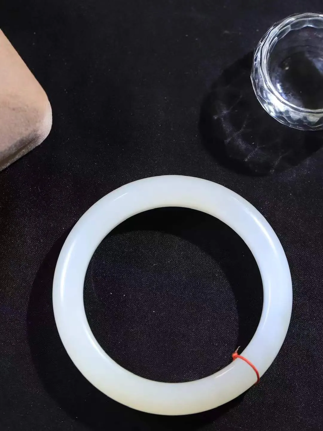 （一见倾心.手镯）

精品️和田玉糖白玉手镯，玉质温润细腻 油性十足 手感舒适，高华雅逸，线条流畅，简约大气，美自天成，素雅高贵。佩戴于腕间，婉约之美，举手投足间透出那低调奢华。重59克  尺寸58-11.6-9.9mm FDA79110826