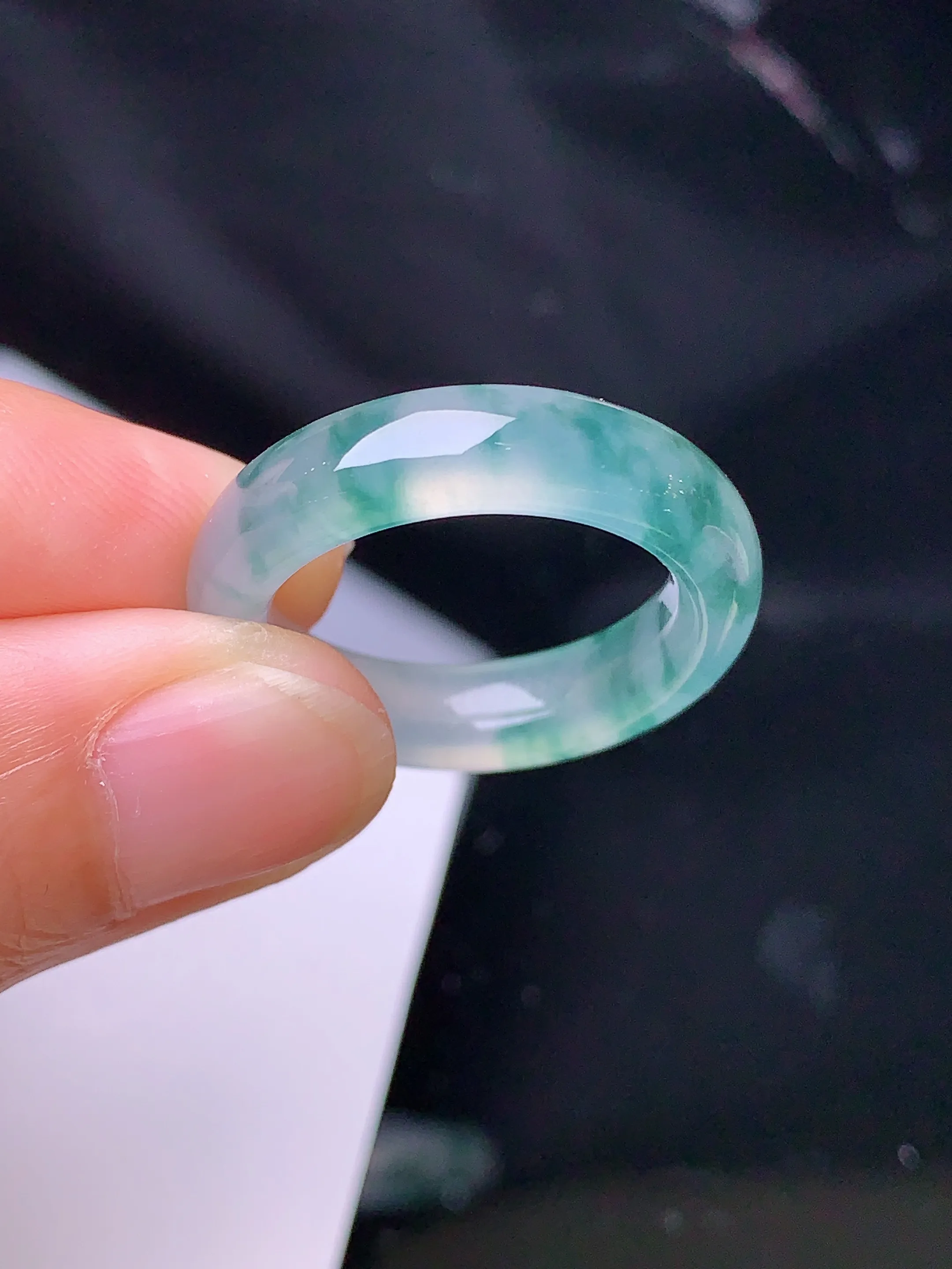 冰种飘绿指环 玉质细腻 色泽清新艳丽 整体尺寸25*5.5*3.7圈口14.5