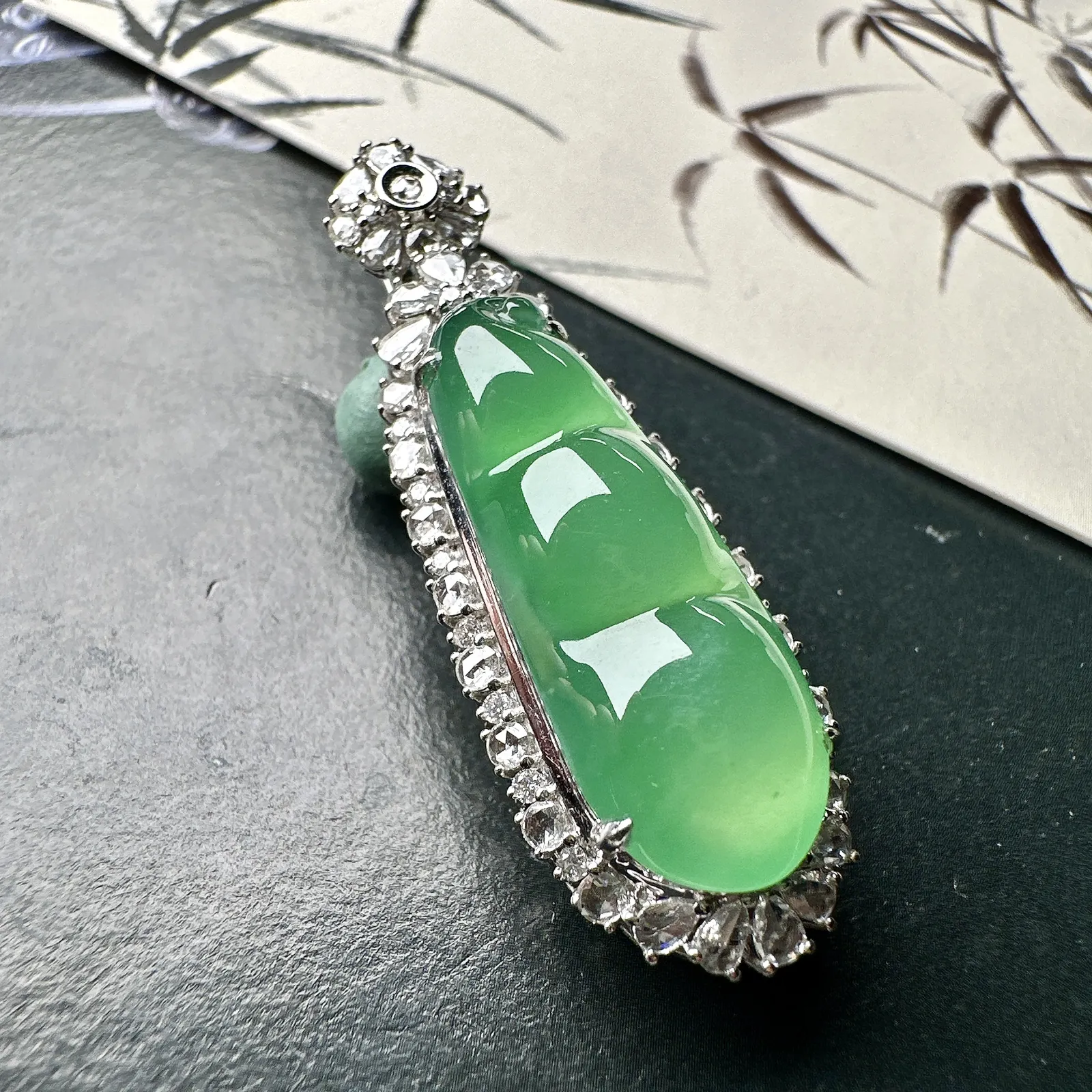 【冰种绿福豆吊坠】种地上乘，冰感十足，通透起光，饱满圆润，18k金钻镶嵌，裸石尺寸27.6*10.5