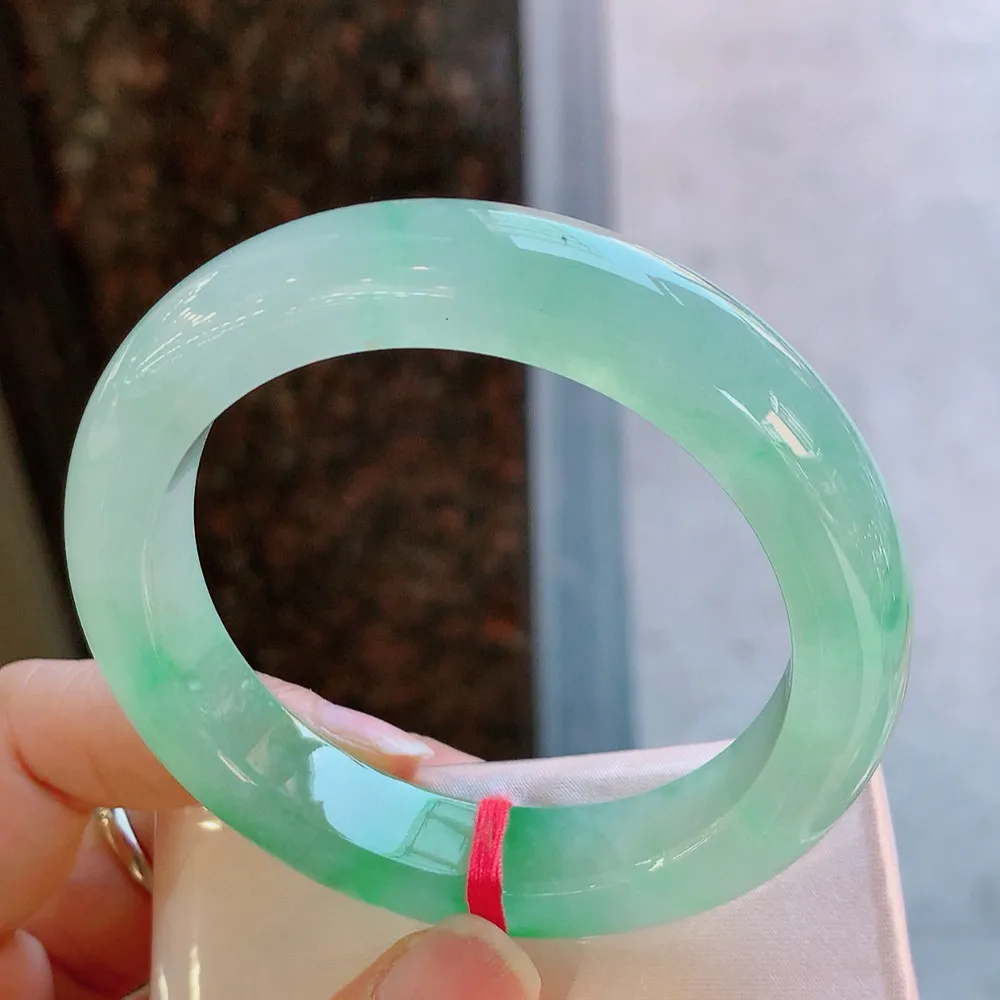 正圈冰玻阳绿 无瑕 尺寸:57.1/12.2/9.6 种色俱佳