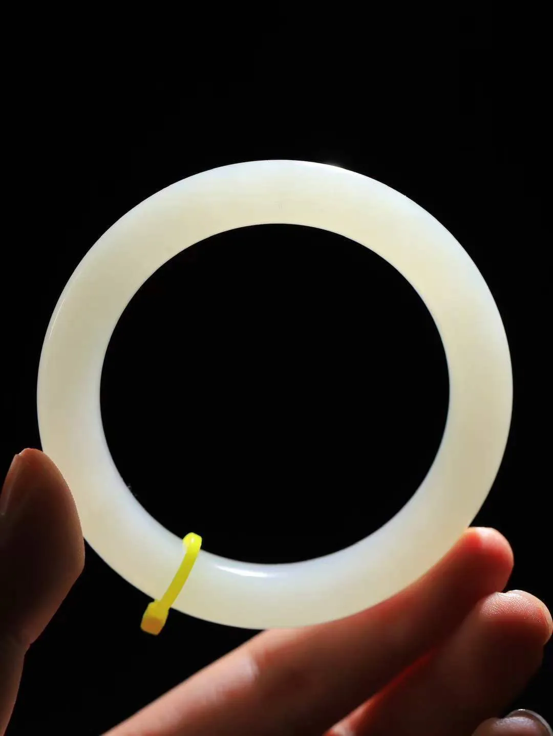 [温润如玉.手镯]

精品和田玉手镯。玉质温润细腻 油性十足 手感舒适，高华雅逸，线条流畅，简约大气，美自天成，素雅高贵。佩戴于腕间，婉约之美，举手投足间透出那份低调奢华。重64.6克 内径58.5mm尺寸11.7-10.3mm FDA-12110800