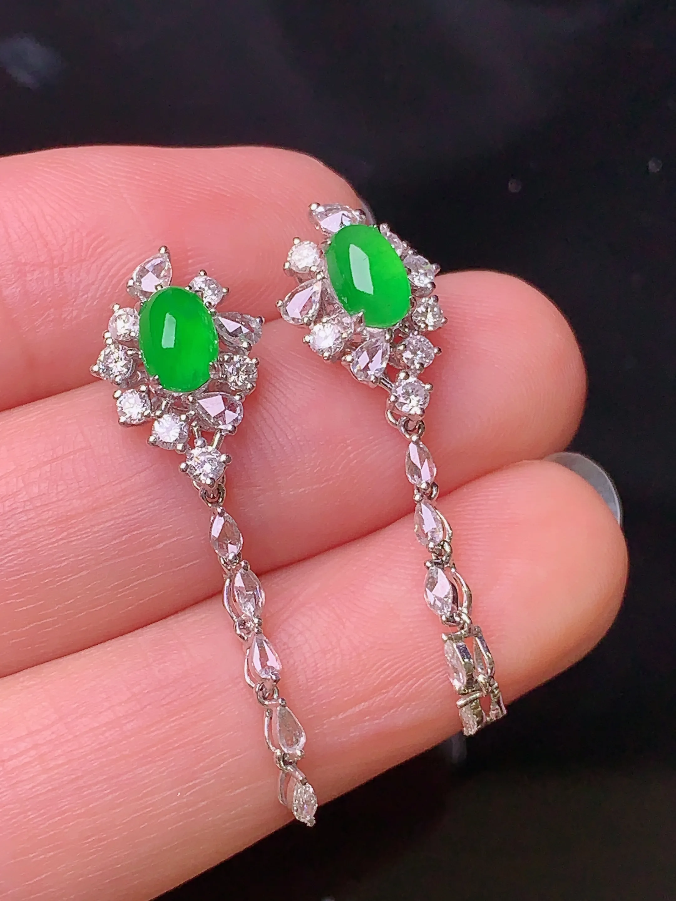 18k金钻镶嵌满绿蛋面耳坠 玉质细腻 色泽清新艳丽 整体尺寸32.5*9.8*7