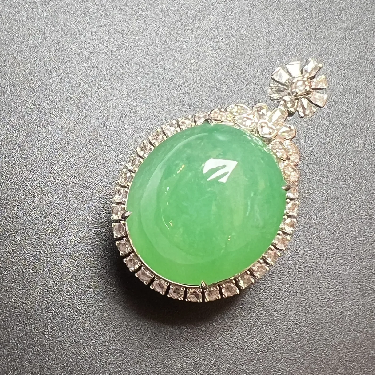 满色大鸽子蛋坠整体尺寸37.8*23.6*18.5裸石尺寸21.9*19.2*11.3