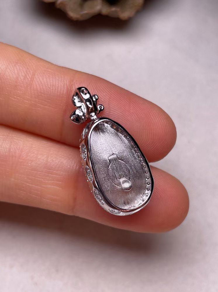 冰种黄翡福豆吊坠、真金真钻镶嵌，种水好，玉质细腻 .裸石尺寸 17.0*9.9