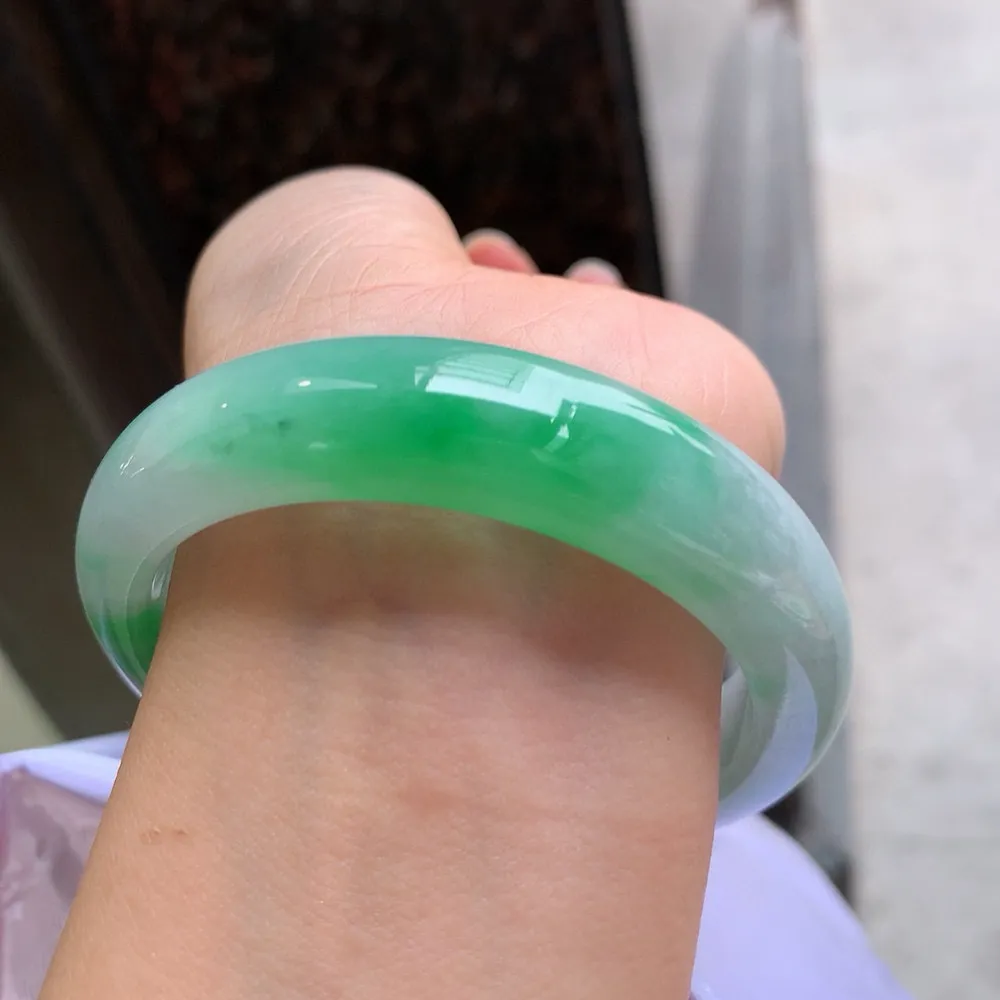 正圈冰糯阳绿 无瑕 尺寸:55.8/13.5/8.7 色好