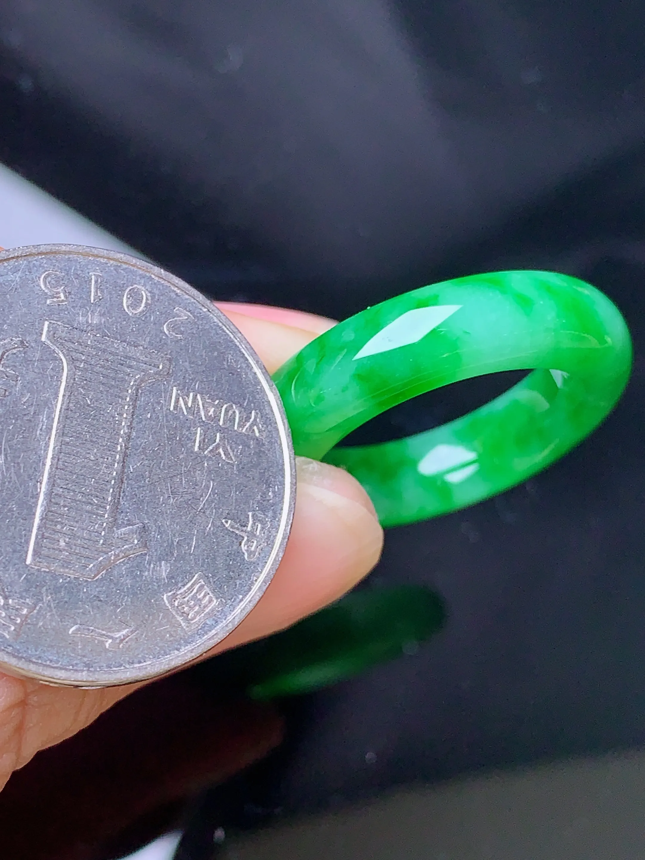 翠绿指环 玉质细腻 色泽清新艳丽 圈口16 整体尺寸26.3*5.6*4.8