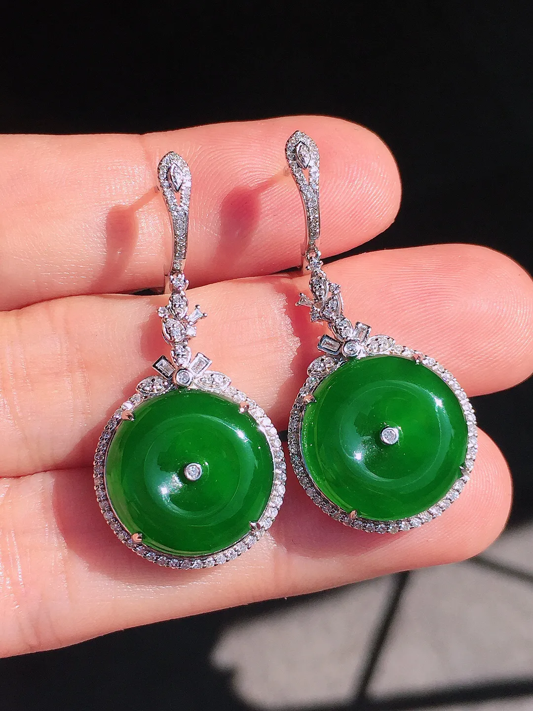 满绿平安扣耳坠，色泽均匀浓郁，玉质细腻，荧光感超
强，饱满圆润，尽显优雅气质，18k
金豪华镶嵌