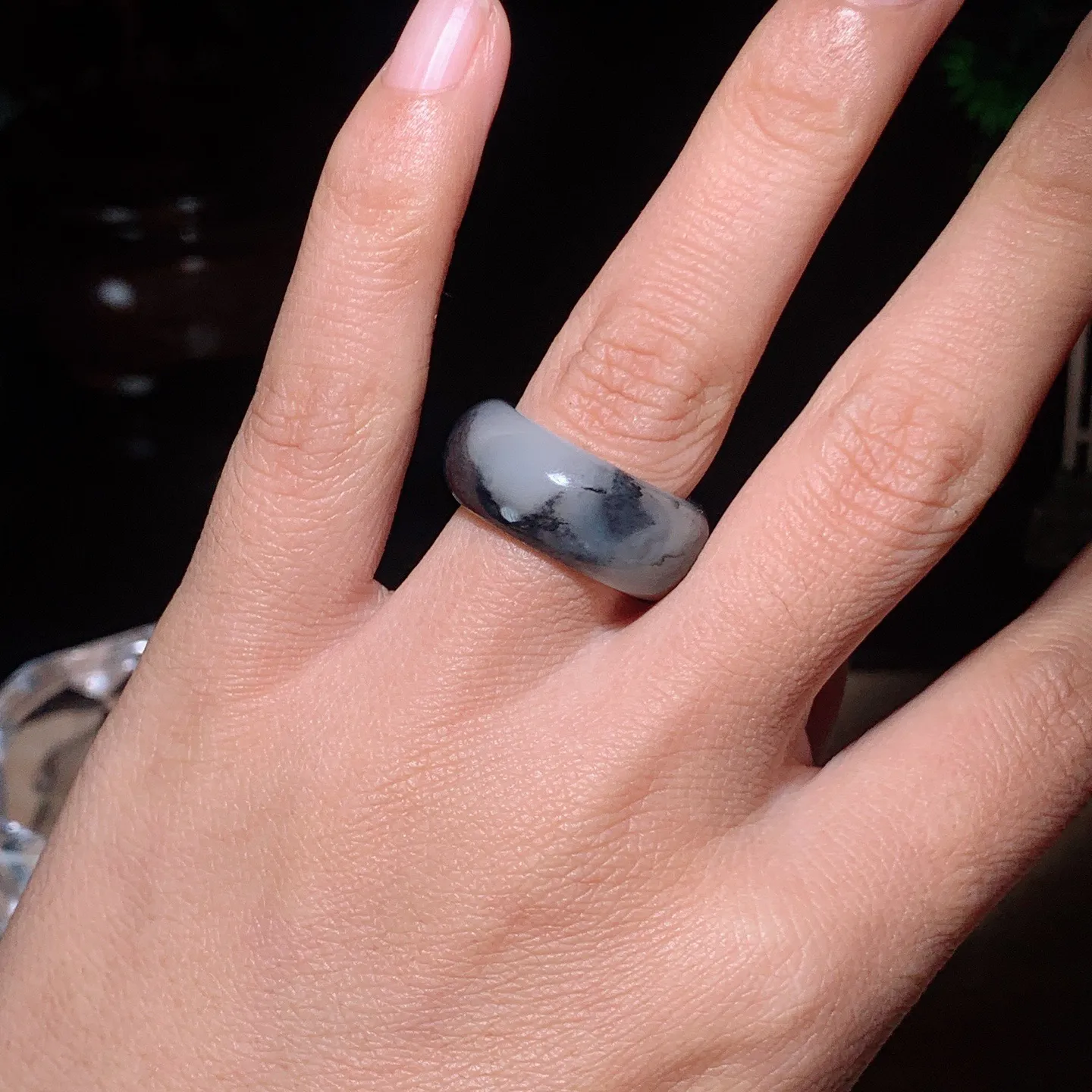 新疆和田玉籽料青花戒指。指环。内经18尺寸10/4重6.6克。玉质细腻油润。手推出油。佩戴高端典雅。lt251107