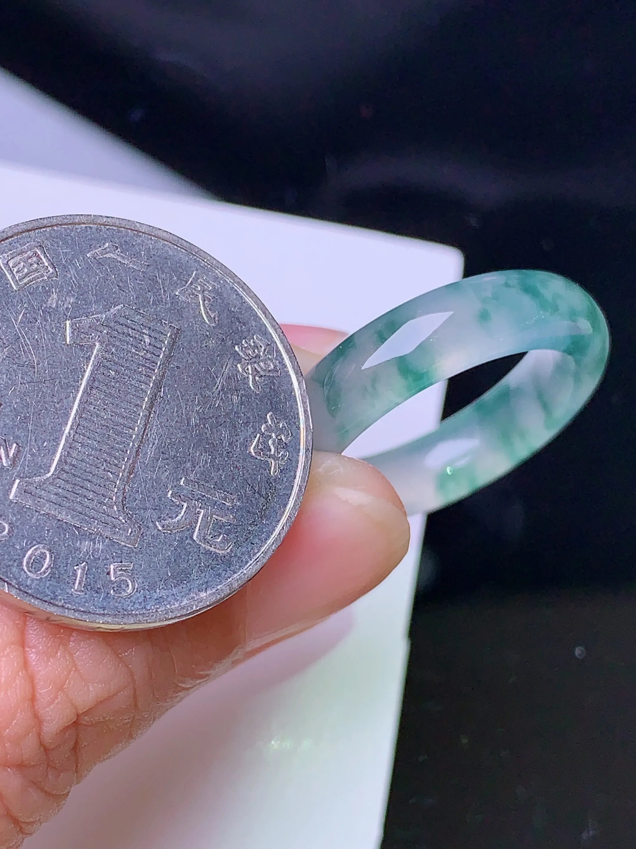 冰种飘绿指环 玉质细腻 色泽清新艳丽 整体尺寸25*5.5*3.7圈口14.5