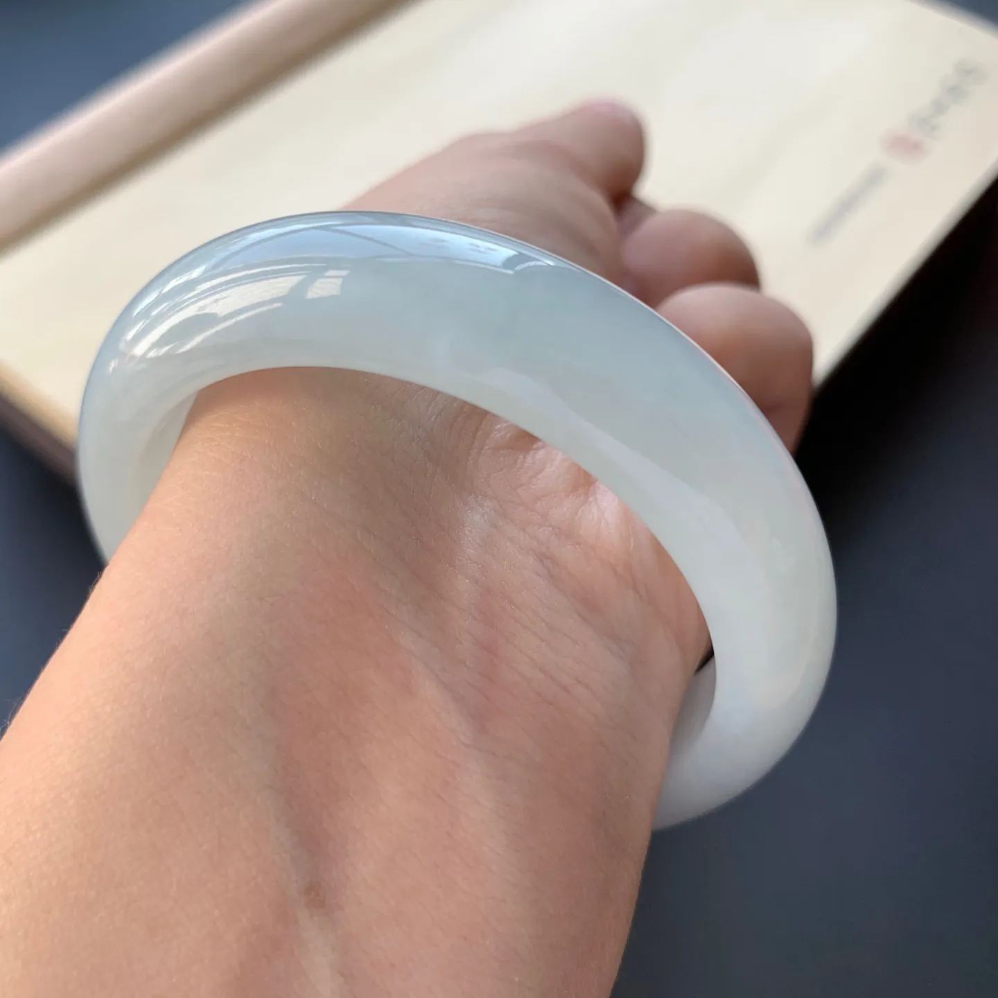 52圈口细糯正圈手镯 尺寸：52-13.5-8.2，无纹裂，细腻釉洁，清爽干净