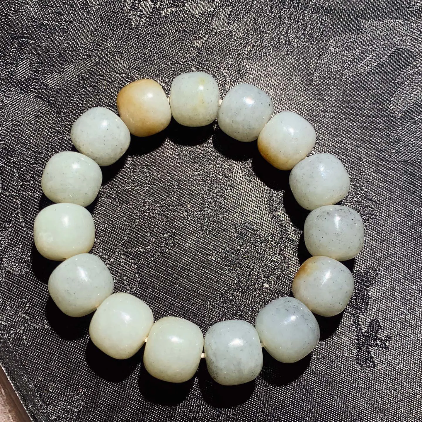 新疆和田玉楼兰三色老型珠手串。单颗尺寸13/15重70.5克。玉质细腻油润。手推出油。佩戴高端典雅。lt251107