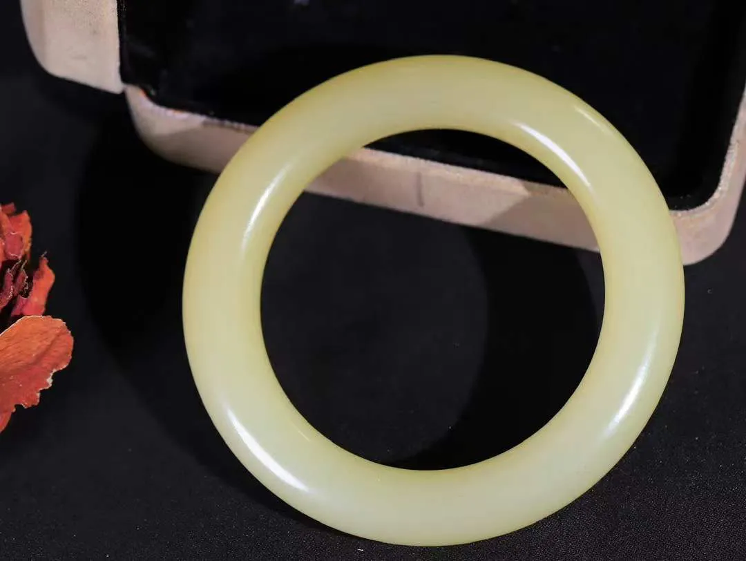 （一见倾心.手镯）

精品和田玉糖白玉圆条手镯，玉质温润细腻 油性十足 手感舒适，高华雅逸，线条流畅，简约大气，美自天成，素雅高贵。佩戴于腕间，婉约之美，举手投足间透出那低调奢华。重73.6克  尺寸55-12.3-12.3mm16115830T