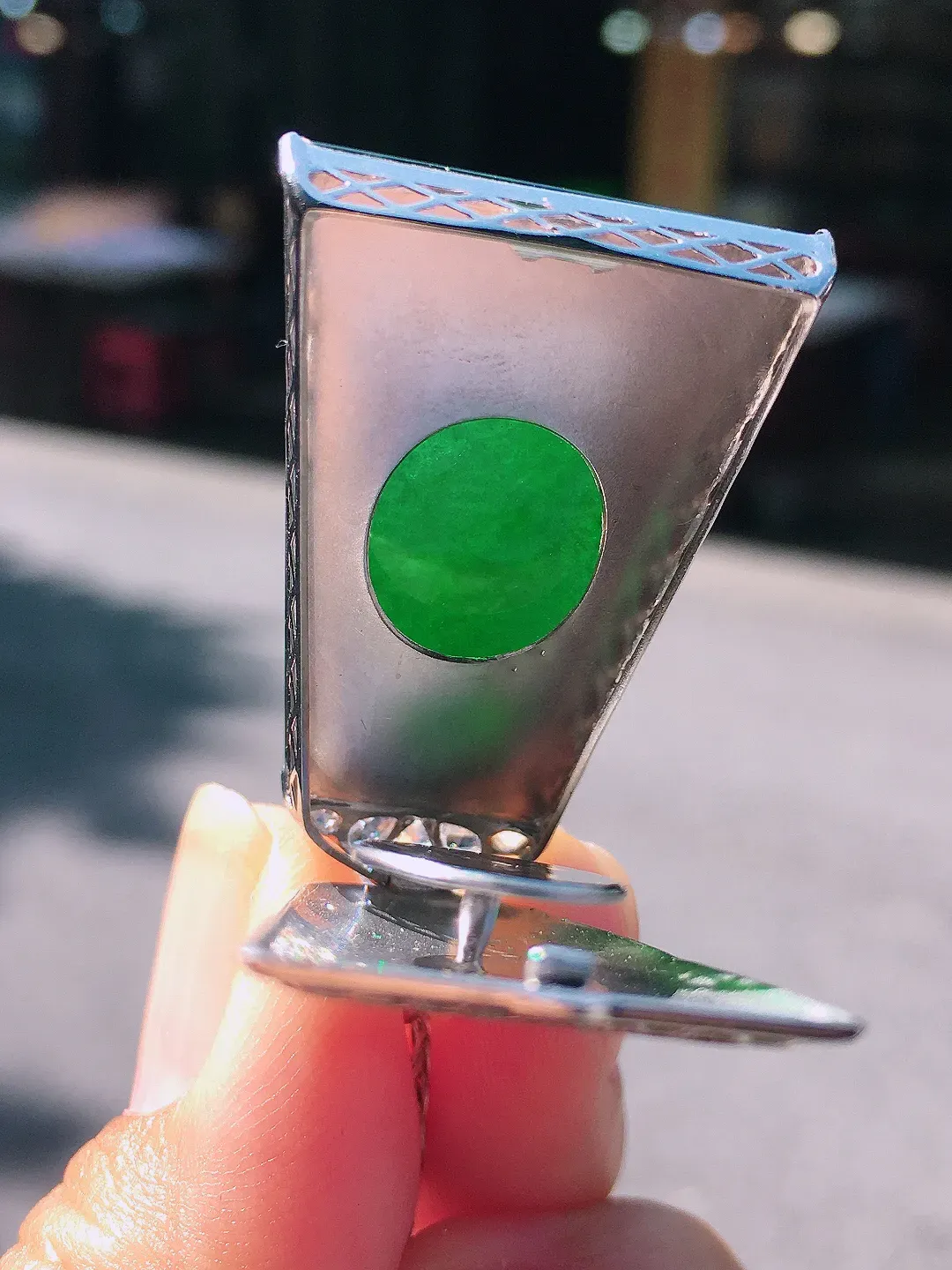 辣绿无事牌吊坠，色泽均匀浓郁，玉质细腻，荧光感超
强，饱满圆润，尽显优雅气质，18k
金豪华镶嵌