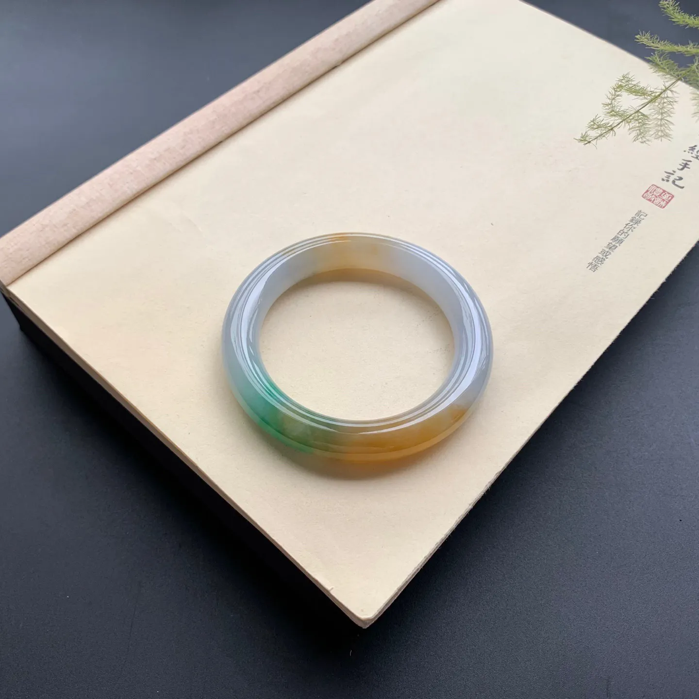 60圈口黄翡飘绿圆条手镯 尺寸：60-11.8，无纹裂，细腻光滑，色泽亮丽