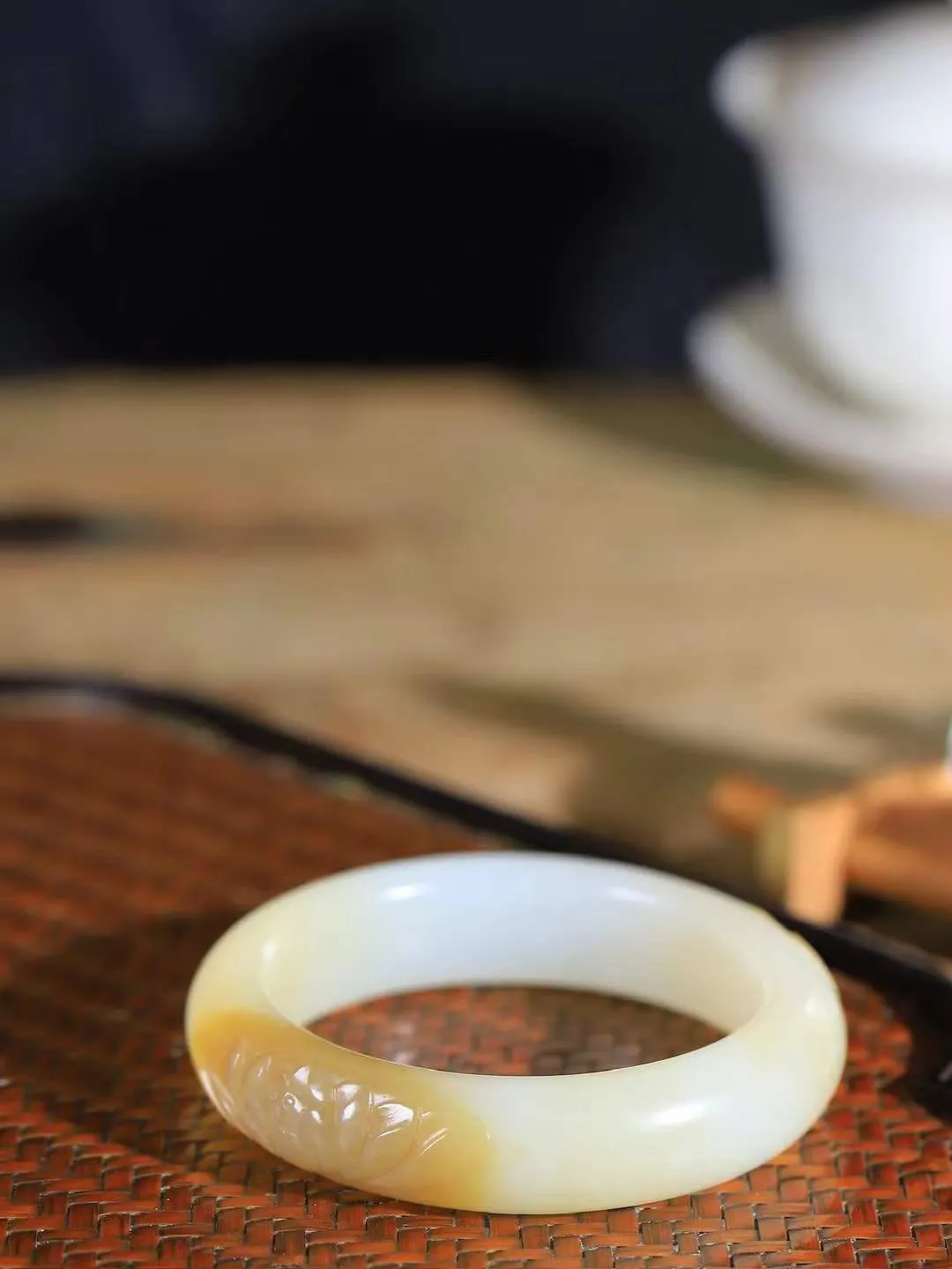 【连年有余.手镯】

精品和田玉糖白玉连年有余手镯 玉质温润细腻 油性十足 精雕鱼儿，鱼鳞精致美观，