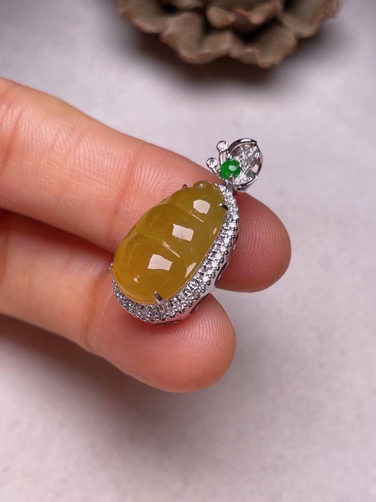 冰种黄翡福豆吊坠、真金真钻镶嵌，种水好，玉质细腻 .裸石尺寸 17.0*9.9