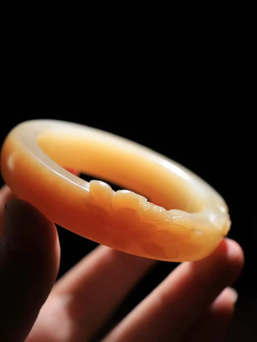 【连年有余.手镯】

精品和田玉糖白玉连年有余手镯 玉质温润细腻 油性十足 精雕鱼儿，鱼鳞精致美观，祥和清灵之气，飘逸灵动之态。佩于腕间清爽迷人，寓意吉祥美好，连年有余.生活富足 重74克 尺寸55.5-17.7-10.6mm 79110652T