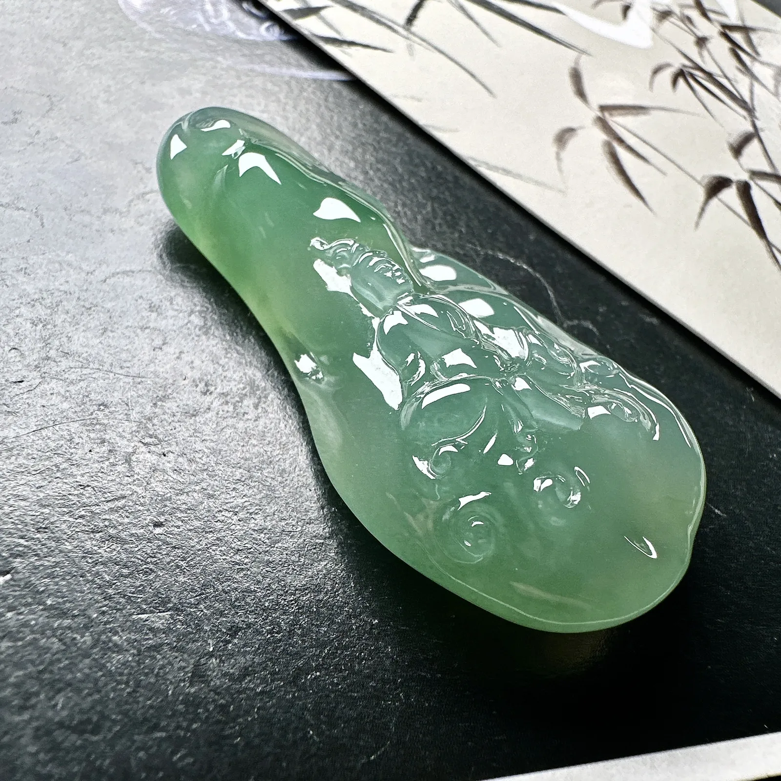 【冰种晴绿随形观音】质地细腻，通透度上佳，冰感十足，适合佩戴。