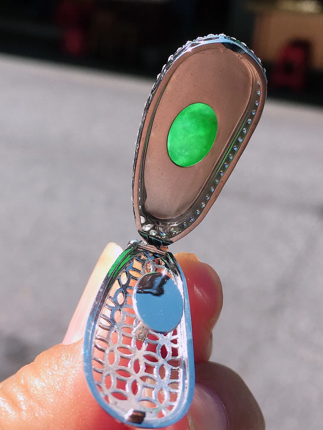 阳绿福豆吊坠，色泽均匀艳丽，玉质细腻，荧光感超
强，饱满圆润，尽显优雅气质，18k
金豪华镶嵌