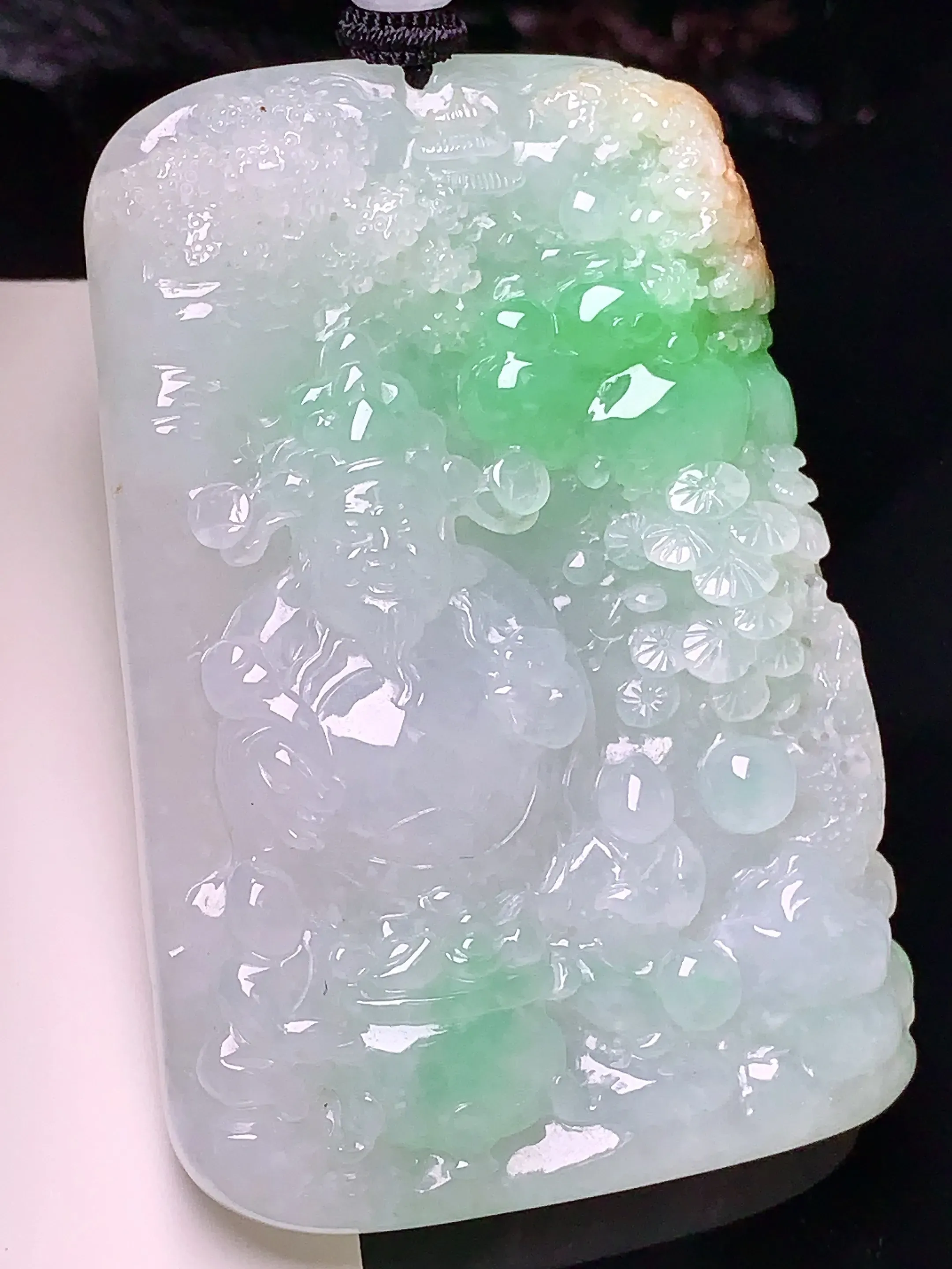 飘绿财神吊坠 玉质细腻 色泽清新艳丽 整体尺寸62*41.2*11.2