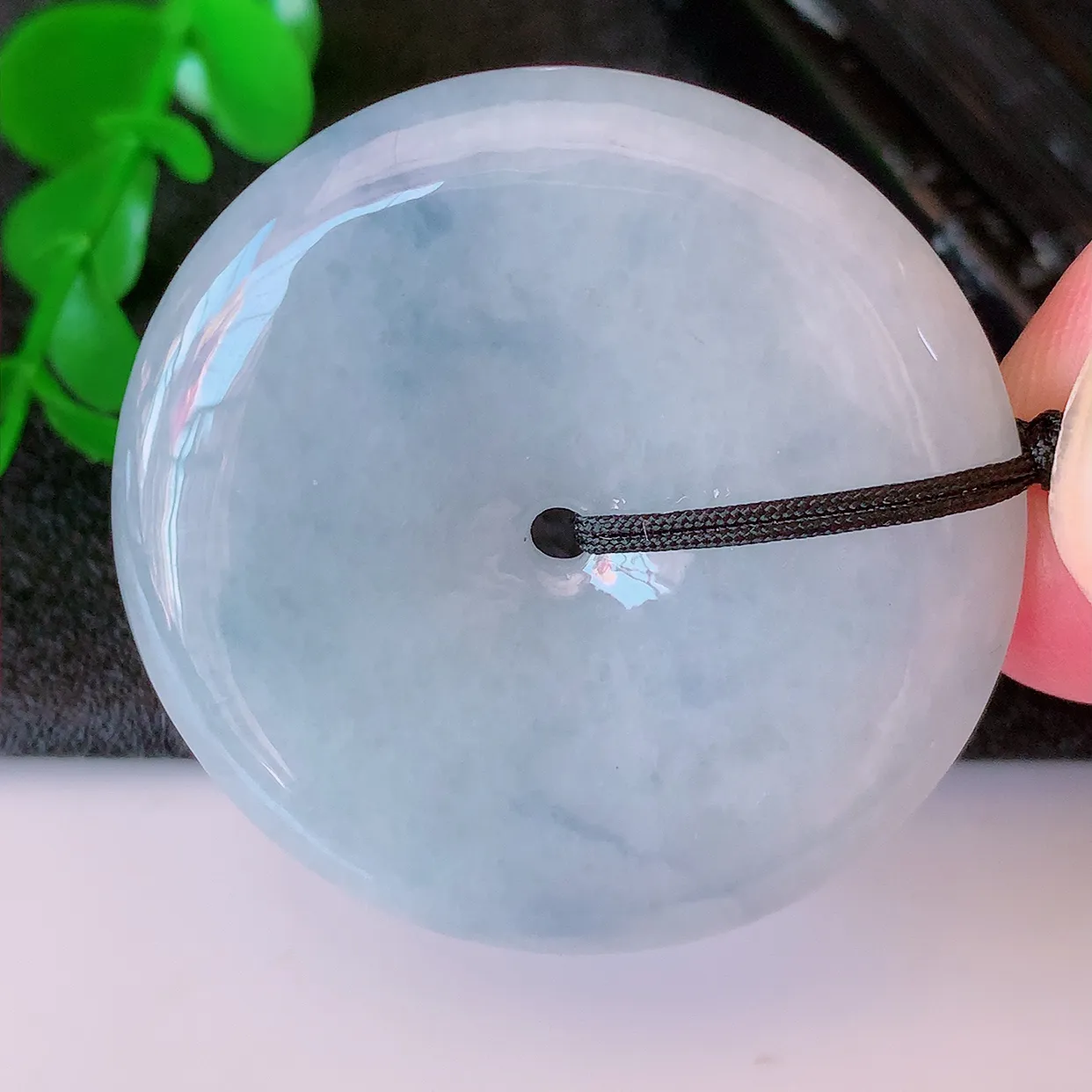 自然光实拍，大件水润紫罗兰翡翠平安扣吊坠，品相佳，美感十足，寓意平平安安，平安扣佩戴精美时尚！#41.7