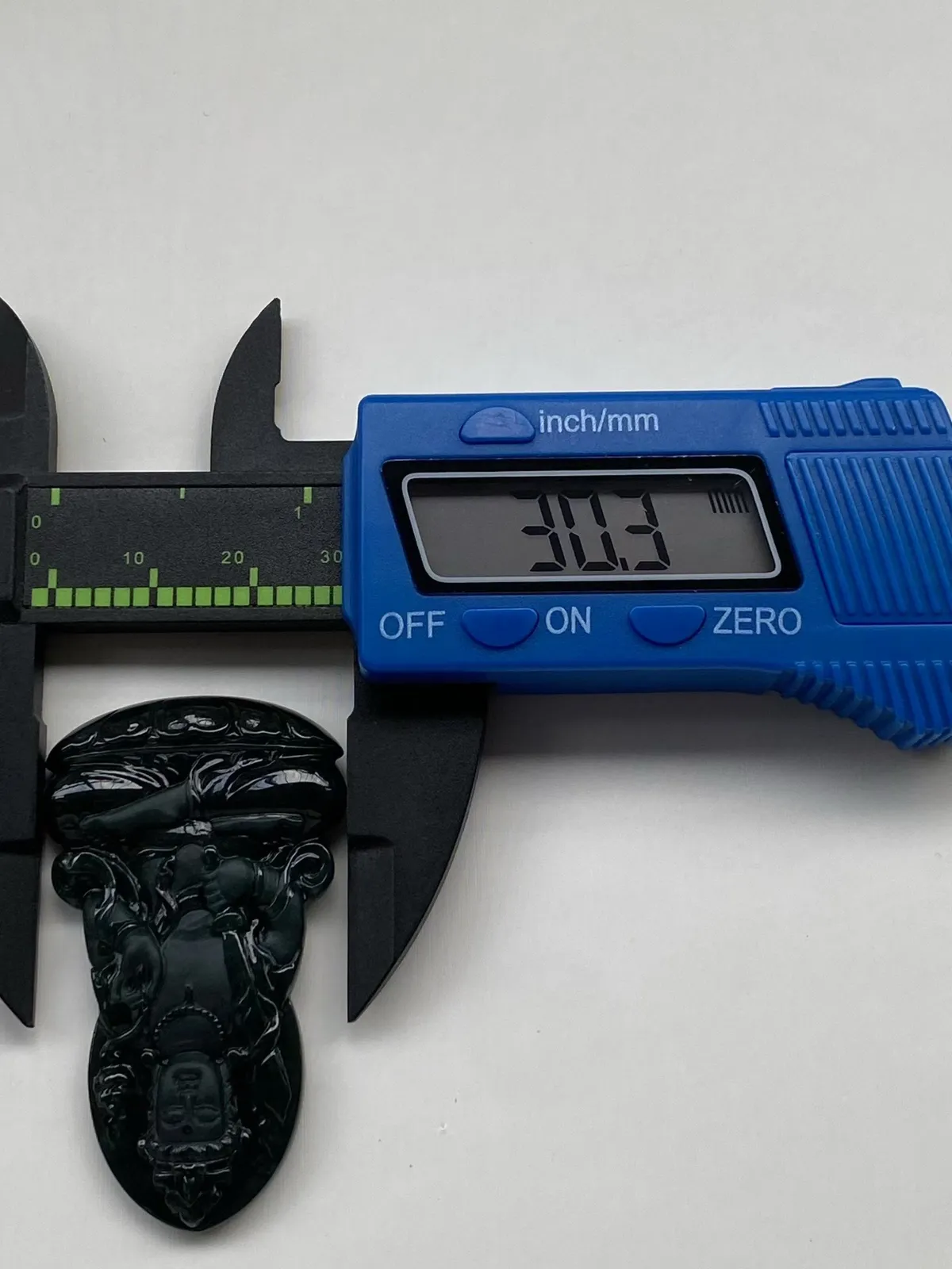 墨翠【虚空藏菩萨】细腻干净，黑度好、性价比高，雕工精湛，打灯透绿‘