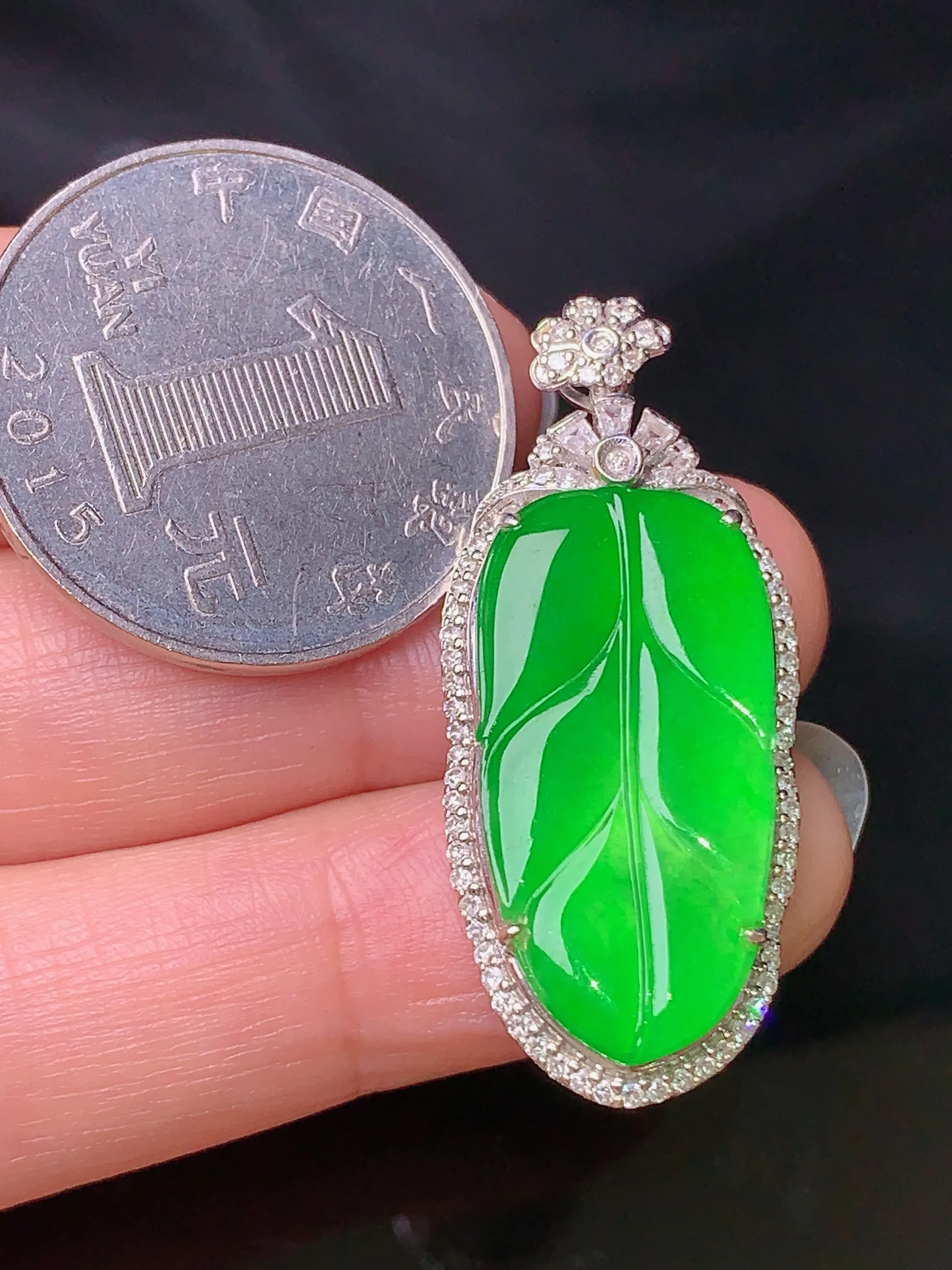 18k金钻镶嵌翠绿树叶吊坠 玉质细腻 色泽清新艳丽 整体尺寸36.2*15.7*7