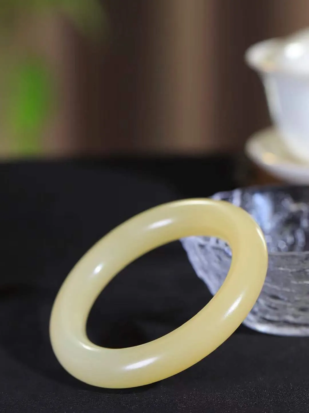 （一见倾心.手镯）

精品和田玉糖白玉圆条手镯，玉质温润细腻 油性十足 手感舒适，高华雅逸，线条流畅